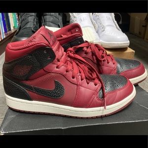 Air Jordan 1 Mid 'Reverse Banned' 554724-601